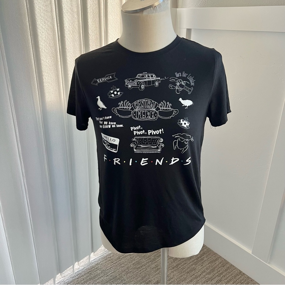 FRIENDS Junior’s T-Shirt Size Medium